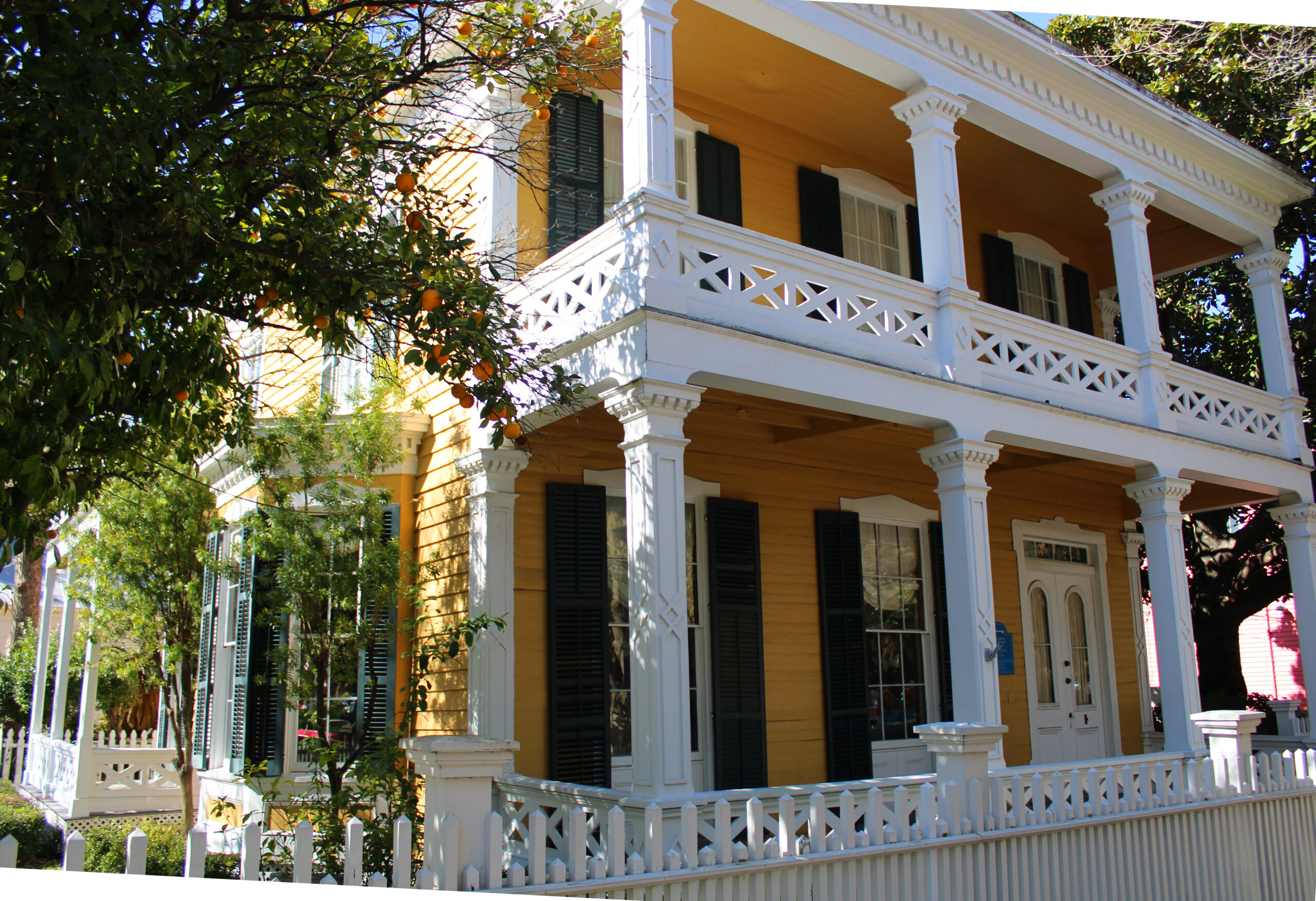 3_6360 Historic_Pensacola_20250120 The Clara Barkley Dorr house, 1871, an iconic home surrounded by orange trees located in the downtown historic district of Pensacola, Florida
